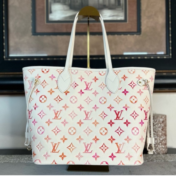 LIVE Luxury Handbag & Accessories Show •LV • Chanel • Dior • Gucci & More - Picture 6 of 15